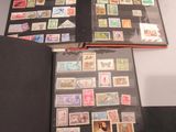 beaucoup de timbres sur les pages d'un livre
