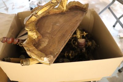 une boîte en carton remplie de bouteilles de vin et d'une statue en or