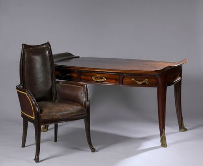 un bureau avec une chaise à côté, sur fond gris