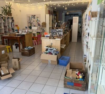 une pièce remplie de cartons, avec des cartons par terre