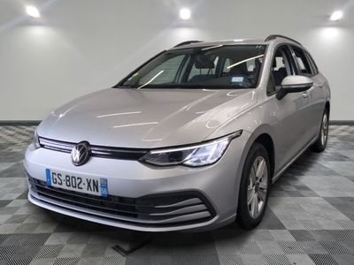 La Volkswagen Golf break est garée sur un sol à damier