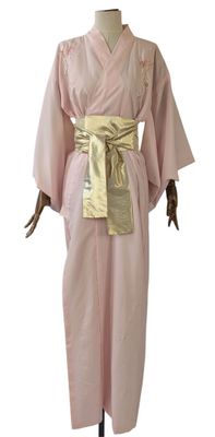 kimono rose et doré avec une ceinture dorée, présenté sur un mannequin