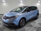 une voiture bleue est garée dans une pièce au sol à carreaux