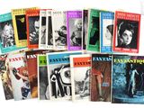un grand nombre de livres posés sur une table