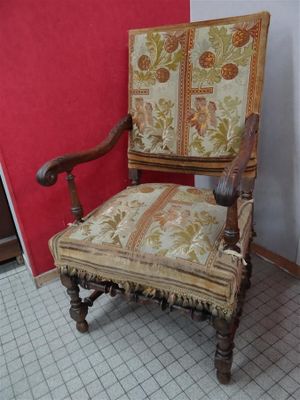 a chair that is sitting in front of a red wall