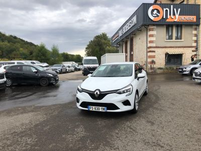 une voiture blanche garée devant un bâtiment