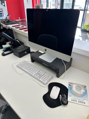 un bureau équipé d'un ordinateur, d'un clavier, d'une souris et d'un écran