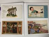 quatre cartes postales représentant des personnes et des bâtiments, posées sur une table