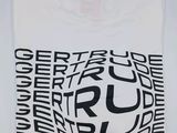 un t-shirt blanc orné d'un motif en noir et blanc