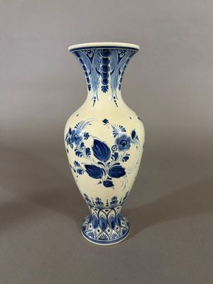 Vase balustre en faïence de Delft, à décor floral stylisé en…