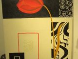 une peinture représentant une fleur rouge sur un fond noir et blanc