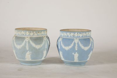 une paire de vases bleus et blancs posés sur une table blanche