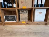 Des bouteilles de vin sont exposées dans un caviste.