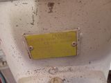 des toilettes sales sur lesquelles est accrochée une pancarte jaune