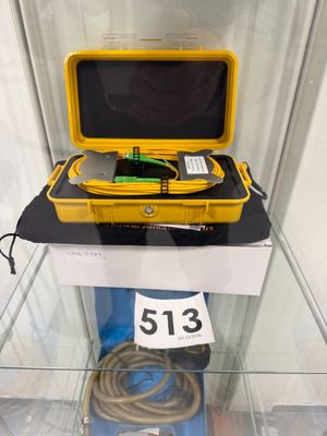 une mallette jaune contenant des câbles et encore des câbles