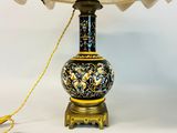 une lampe posée sur une table et munie d'un abat-jour