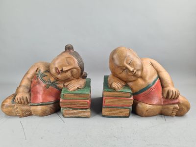 Deux sujets représentant deux personnages accoudés, bois scu…