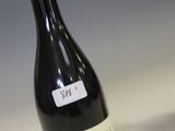 une bouteille de vin posée sur une table