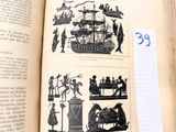 un livre ouvert sur lequel figurent des illustrations de bateaux et de personnages
