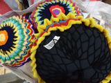 une personne tenant un bonnet au crochet dans un sac