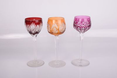 trois verres à vin posés côte à côte sur une surface blanche