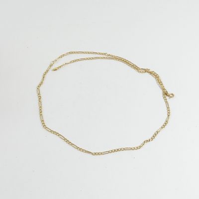 un bracelet en chaîne d'or à chaîne unique sur fond blanc