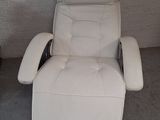 un fauteuil inclinable blanc qui se trouve dans une pièce