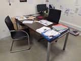 un bureau avec une chaise et un ordinateur dessus
