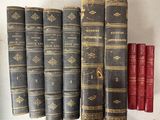 plusieurs vieux livres sont alignés sur une étagère, les uns à côté des autres