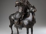 statue représentant un homme à cheval portant un casque