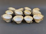 six tasses et soucoupes aux bords dorés sur fond noir