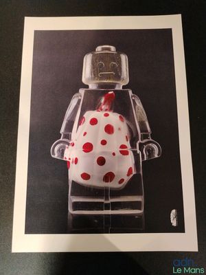 une image représentant une photo en noir et blanc d'une figurine Lego parsemée de taches rouges