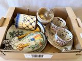 une boîte contenant un grand nombre d'objets différents