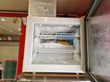 un réfrigérateur ouvert avec beaucoup de nourriture à l'intérieur