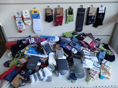 de nombreuses paires de chaussettes posées sur une table