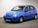 la photo d'une petite voiture bleue garée dans un garage