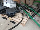 un tas d'objets divers posés sur une palette dans un garage