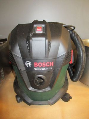 un aspirateur posé sur une table