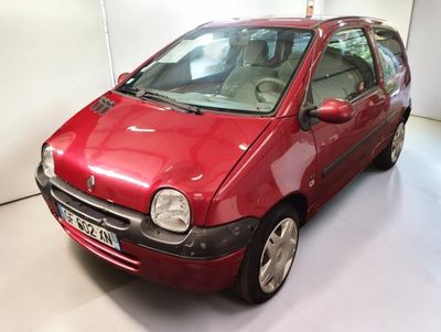 une voiture rouge garée dans un garage