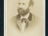 une vieille photo d'un homme barbu en costume et nœud papillon