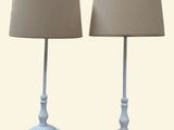 une paire de lampes de table blanches, chacune munie d'un abat-jour