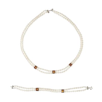 un ensemble composé d'un collier et d'un bracelet de perles blanches sertis de cristaux marron