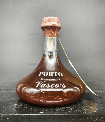 une bouteille d'alcool posée sur une table
