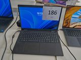 trois ordinateurs portables posés sur une table