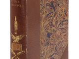 un vieux livre avec une couverture décorative sur fond blanc