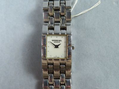 gros plan d'une montre-bracelet entourée d'une chaîne