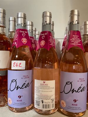 plusieurs bouteilles de vin sont alignées sur un comptoir