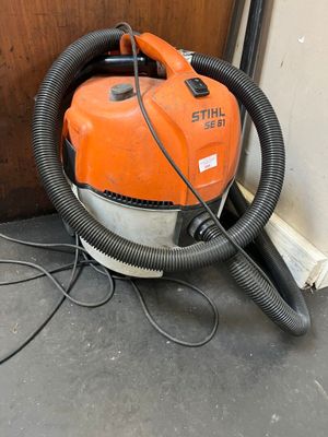a blower that is sitting on the floor next to a door
