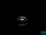 l'image d'une sphère noire dans l'obscurité