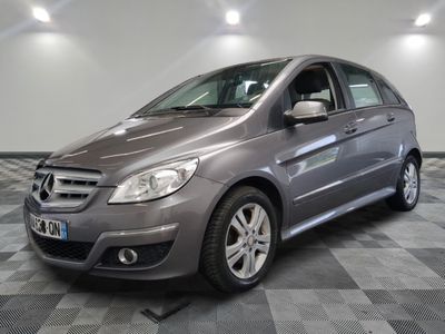 une photo d'une Mercedes Classe B grise garée dans un garage